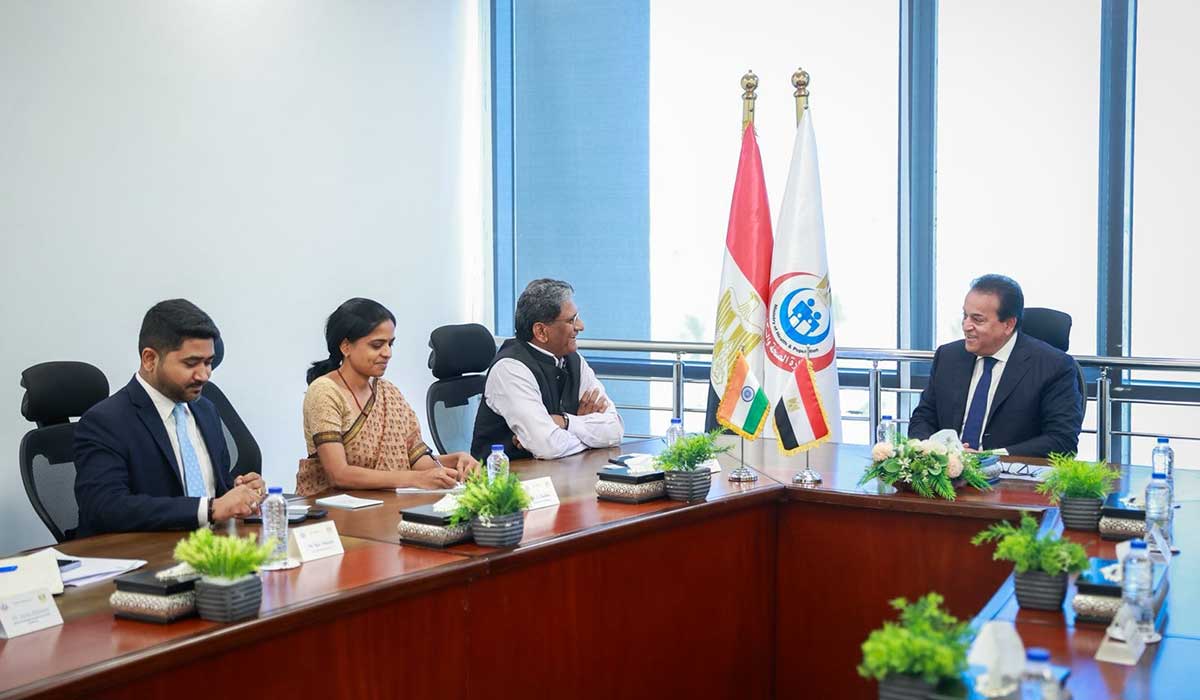 The Ambassador of the Republic of India to Cairo, Suresh K. Reddy, met with the Egyptian Deputy Prime Minister and Minister of Health and Population, Dr. Khaled Abdel Ghaffar