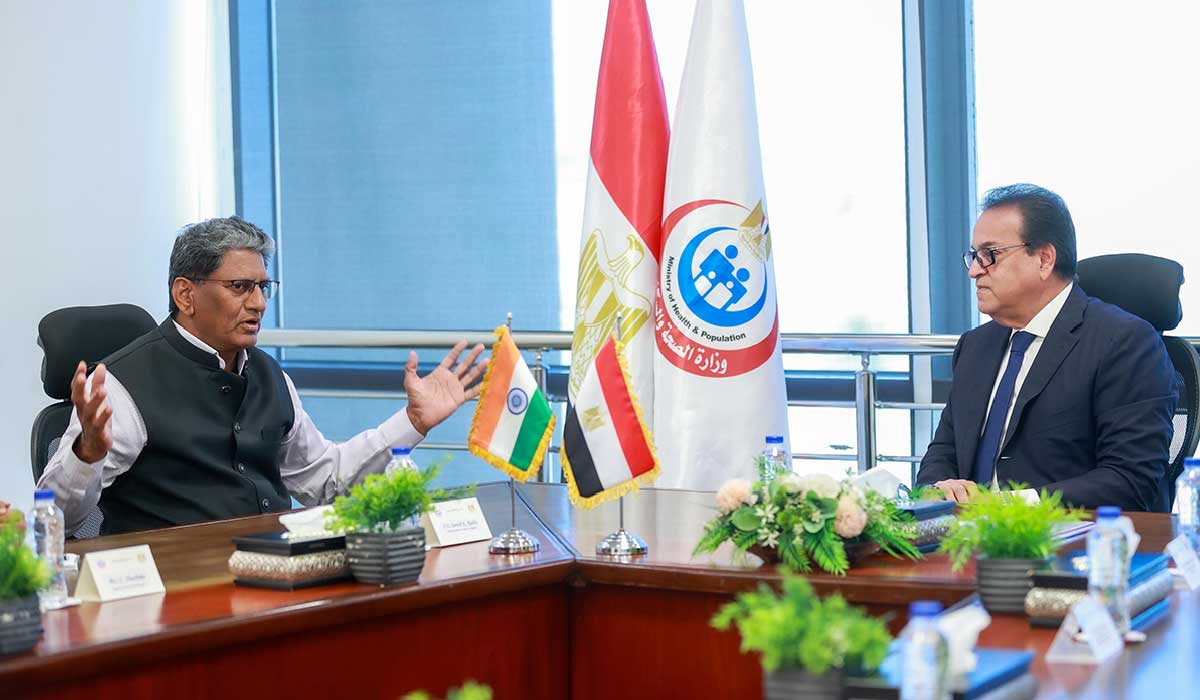The Ambassador of the Republic of India to Cairo, Suresh K. Reddy, met with the Egyptian Deputy Prime Minister and Minister of Health and Population, Dr. Khaled Abdel Ghaffar