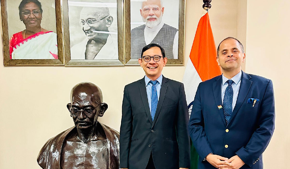 Consul General Sh. Pratik Mathur met with Singaporean CG Mr. Loh Tuck Keat